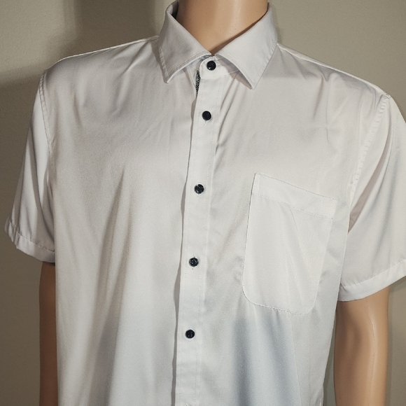 Men's White Short Sleeve Button Down Shirt - Picture 4 of 7